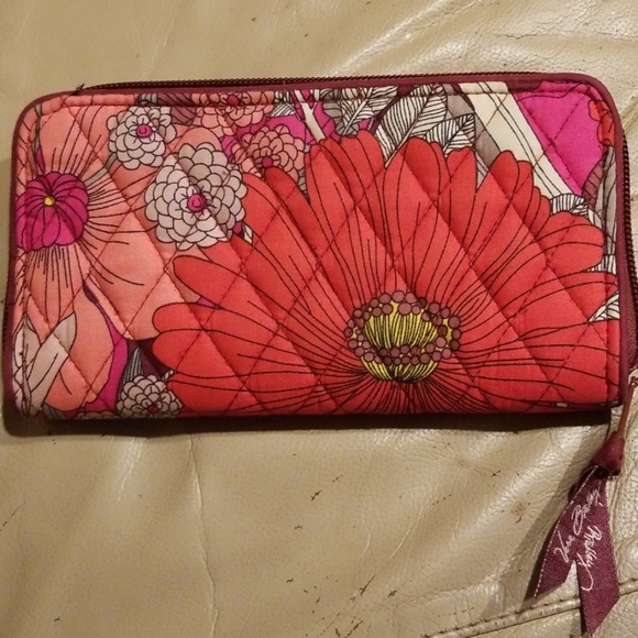Vera Bradley Accessories - 💋Gotta Love Vera Bradley's Large Zippered Wallet